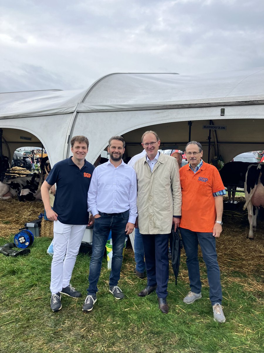 Een terugblik van vandaag op de <a href="/defokveedag/">Fokveedag Hoornaar</a>! Mooie gesprekken; prachtige emmers en als toegift kwamen <a href="/hjaruissen/">Bert-Jan Ruissen (SGP EP)</a> en <a href="/ajflach/">André Flach</a> nog langs! Op naar de verkiezingen in oktober.