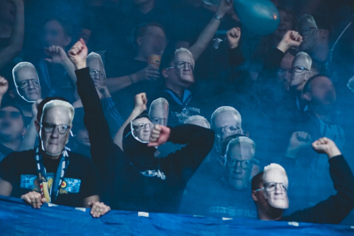 Tre poäng till Stockholm och inte ens Per Engström kunde motstå läktarfesten!

Tack till alla tillresta som bidrog till dagens arrangemang gick att genomföra trots Polisens attacker, tillsammans visade vi att läktarkulturen inte går att stoppa!