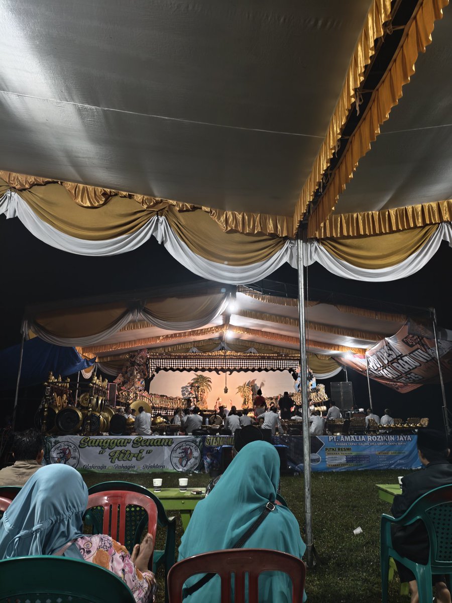 AbdAz22's tweet photo. ndelok wayang kok lebih akeh limbukan kro nyanyine... cuih https://t.co/2jDcvKu4Mi