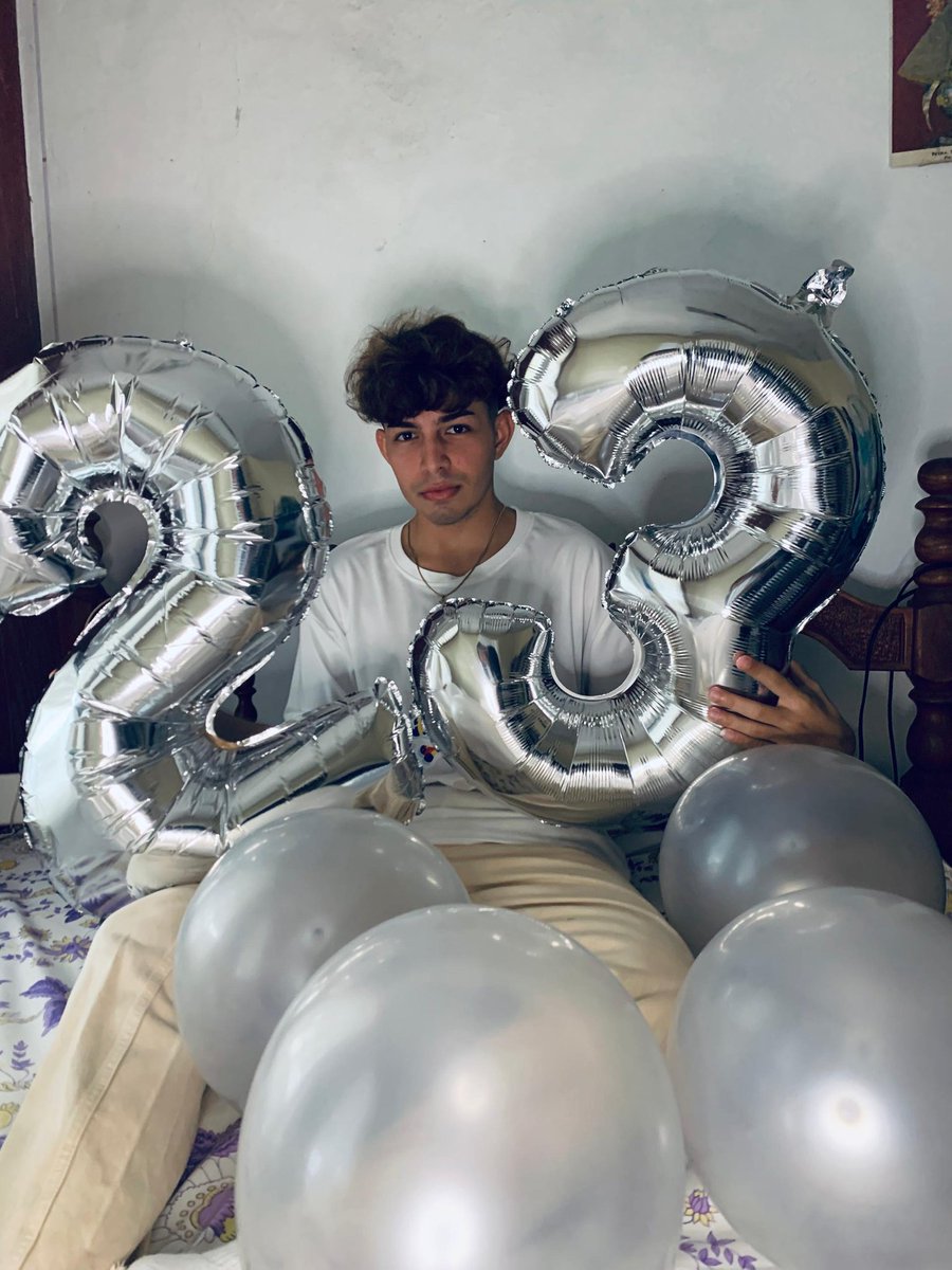 alexxebrr's tweet photo. Los cumplí feliz 🤍

#HappyBirthday #happy https://t.co/Ua8PMxmpUH