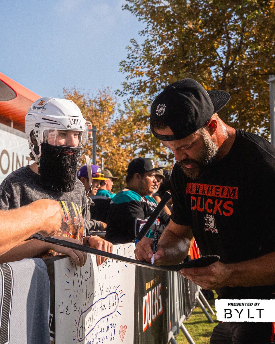 AnaheimDucks's tweet photo. Orange Country showed up STRONG to our outdoor warmups here at #FlyTogether Fan Camp!
#BYLTforthis https://t.co/Mwfz3P6tIH