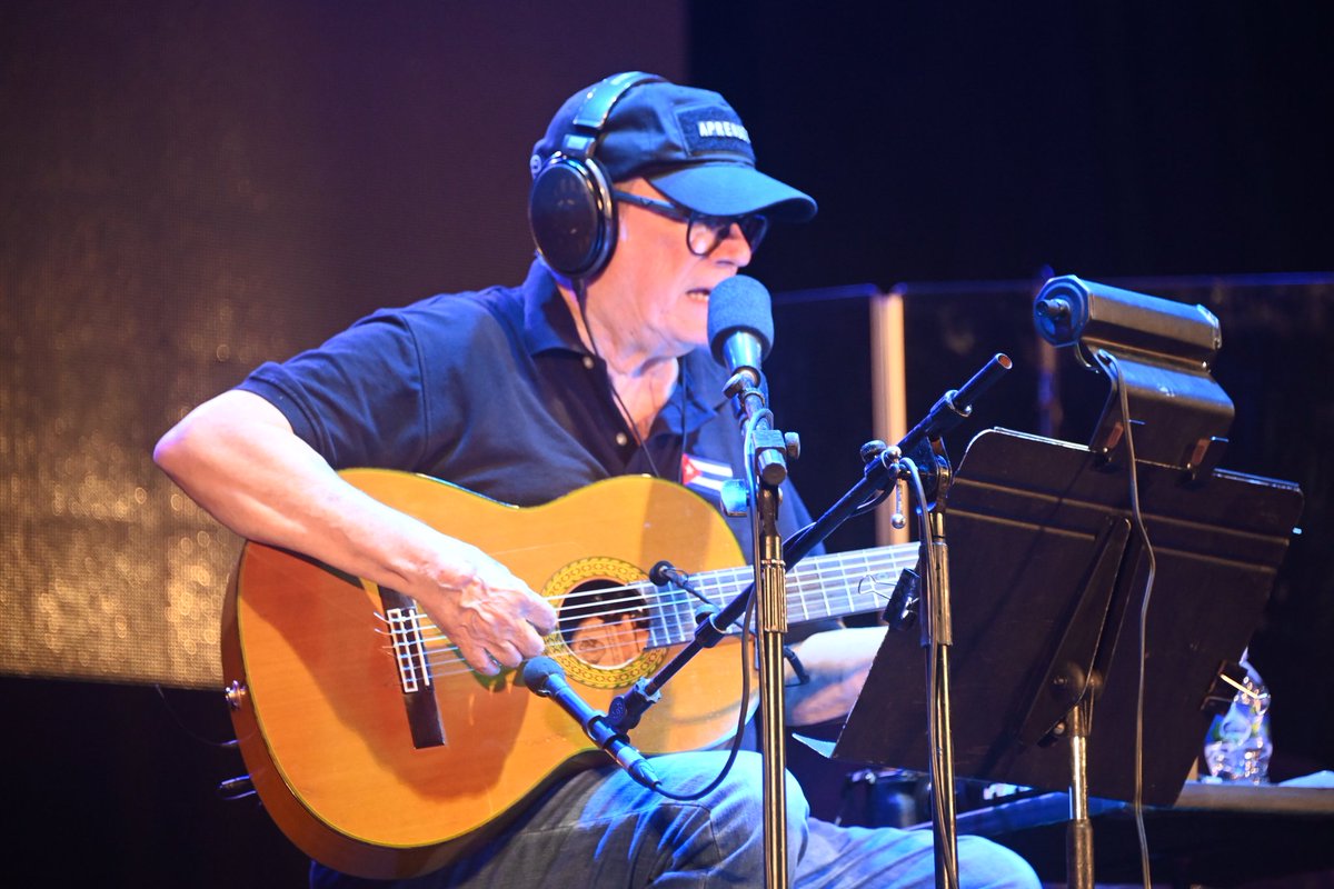 Formidable concierto de Silvio, este viernes en la noche, desde la Escalinata de la Universidad de La Habana. Allí, entre la multitud, estuvo el Presidente <a href="/DiazCanelB/">Miguel Díaz-Canel Bermúdez</a>.
#100AñosConFidel 
#MatancerosEnVictoria 
<a href="/gpppmatanzas/">Gobierno Provincial del Poder Popular en Matanzas</a>