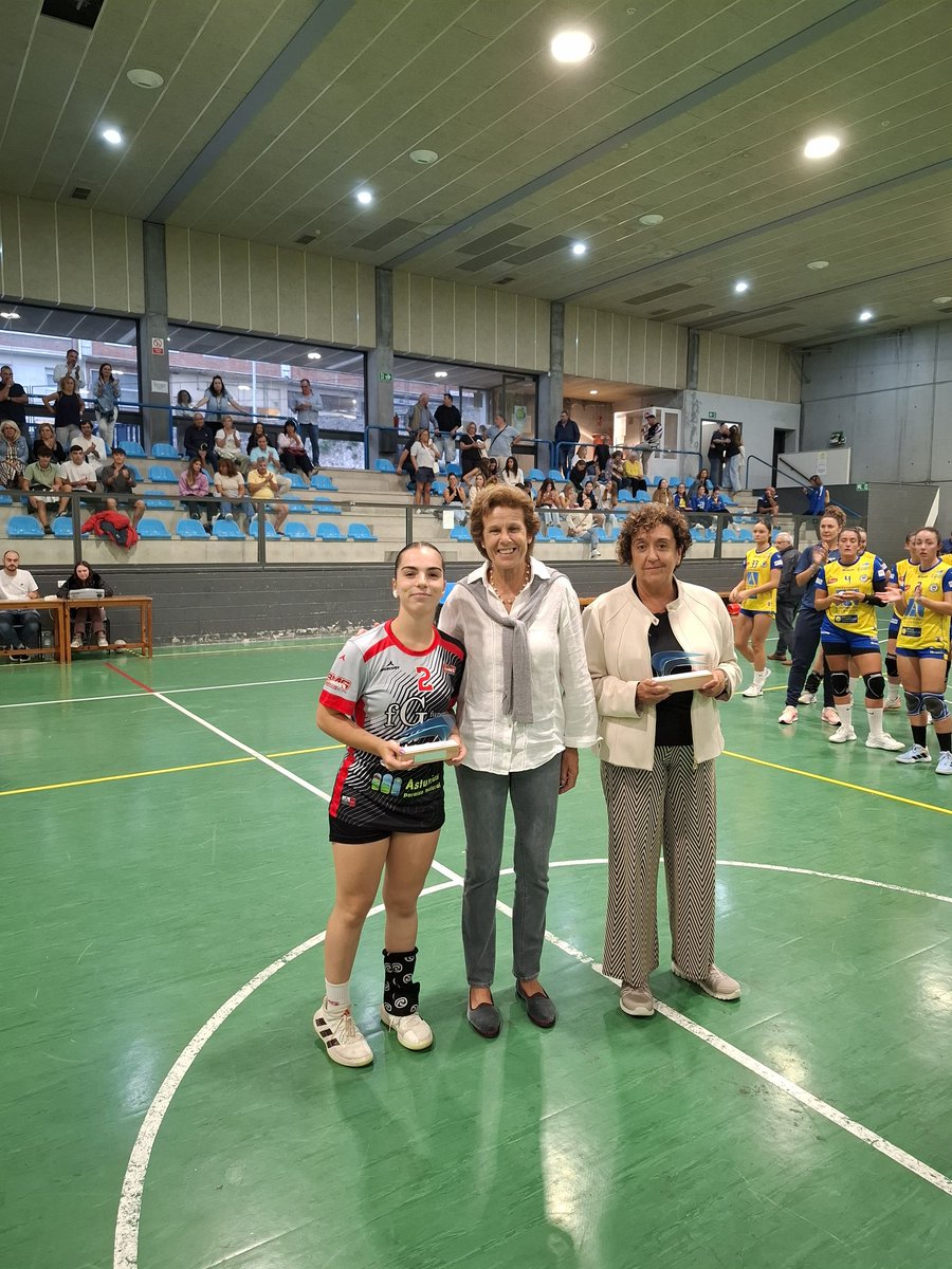 bmpereda's tweet photo. 🏆✅️ Nos llevamos el Torneo Ciudad de Santander por 37-21 sobre @BalonmanoGijon 

La Concejala de Deportes del Ayuntamiento de Santander, Beatriz Pellón, dio el trofeo a las asturianas

Gracias por la visita y suerte esta temporada!! 🤗🤗

#GuerrerasAmarillas #CantabriaApetece https://t.co/5iBaOjNhyR