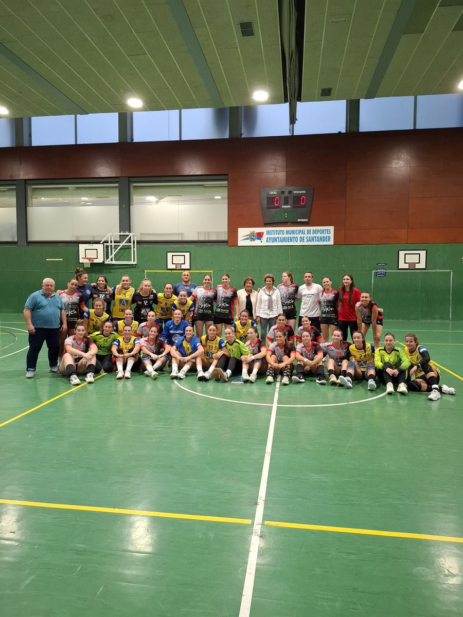bmpereda's tweet photo. 🏆✅️ Nos llevamos el Torneo Ciudad de Santander por 37-21 sobre @BalonmanoGijon 

La Concejala de Deportes del Ayuntamiento de Santander, Beatriz Pellón, dio el trofeo a las asturianas

Gracias por la visita y suerte esta temporada!! 🤗🤗

#GuerrerasAmarillas #CantabriaApetece https://t.co/5iBaOjNhyR