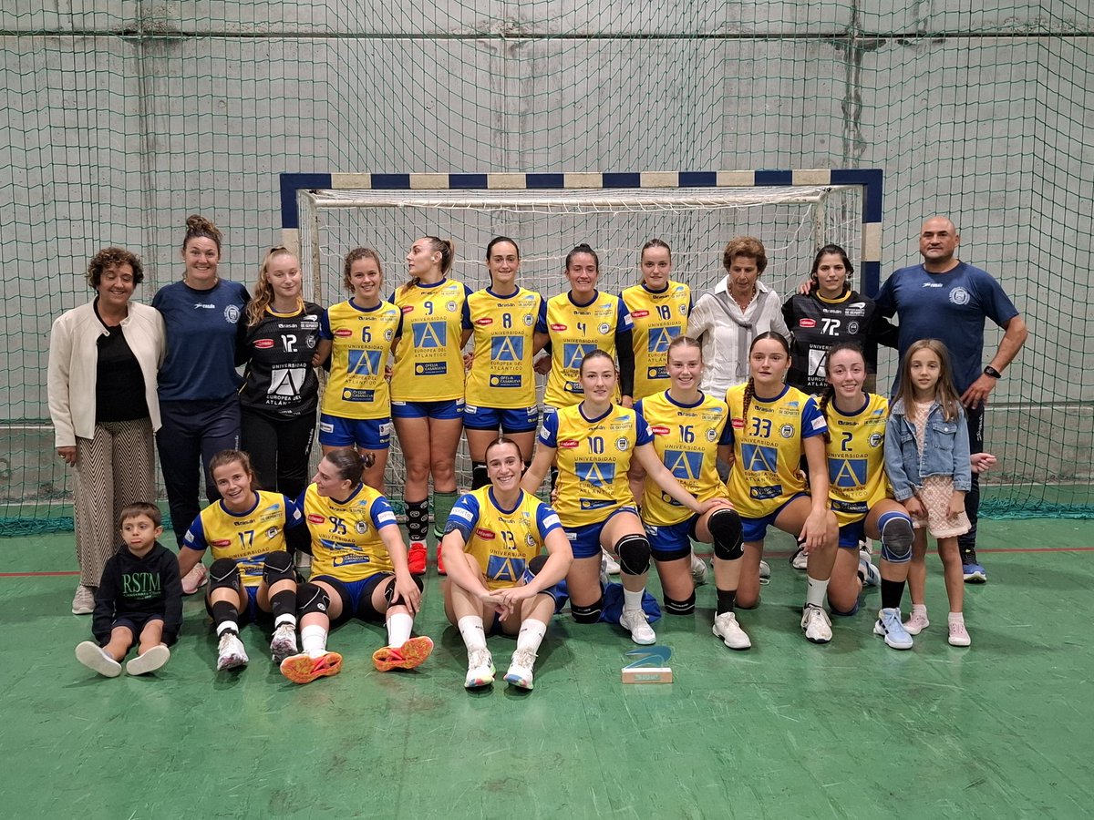 bmpereda's tweet photo. 🏆✅️ Nos llevamos el Torneo Ciudad de Santander por 37-21 sobre @BalonmanoGijon 

La Concejala de Deportes del Ayuntamiento de Santander, Beatriz Pellón, dio el trofeo a las asturianas

Gracias por la visita y suerte esta temporada!! 🤗🤗

#GuerrerasAmarillas #CantabriaApetece https://t.co/5iBaOjNhyR