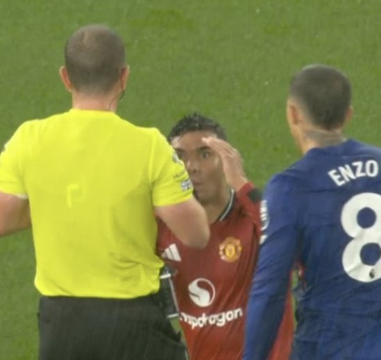 🚨🗣 - Dimitar Berbatov on Casemiro's red card:

"It's a clear yellow card. He needed fo be more smart. Just keep your cool because you're leading 2-0. Don't rush into challenges."
