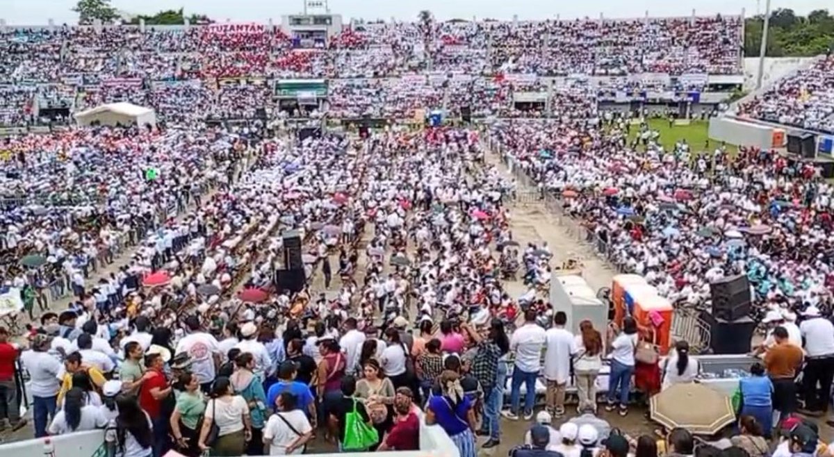 Desde #Tapachula, en su informe regional, uno de los más concurridos en el país, la presidenta <a href="/Claudiashein/">Claudia Sheinbaum Pardo</a> reconoció la entrega y trabajo de <a href="/ramirezlalo_/">Eduardo Ramírez</a> . En un apoteósico escenario Sheimbaum llamó un GRAN GOBERNADOR a Ramírez Aguilar, motejado como el #Jaguar. El Estadio