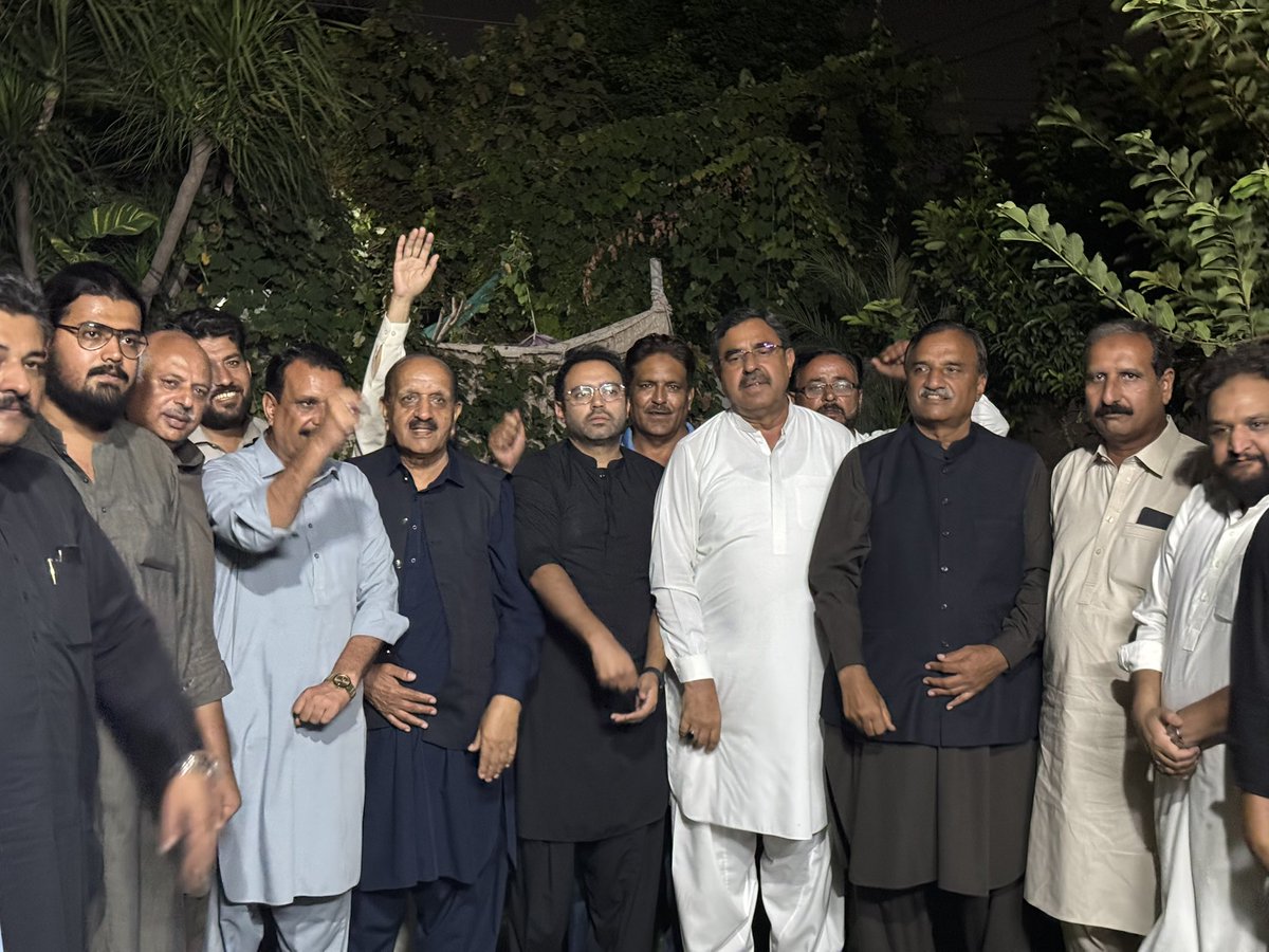 ZiadKayaniPTI's tweet image. مجھے ہے حکمِ اذاں، لا الہ الا اللہ۔
پاکستان تحریک انصاف کے قائدین و کارکنان نے پنڈی ہاؤس میں مشن حکمِ اذاں کے تحت اذان و دعا کا اہتمام کیا۔
یہ عوام کی آواز ہے جو پاکستان کی سالمیت اور ظلم و جبر کے خاتمے کی گواہی دیتی ہے۔ ✊🇵🇰�