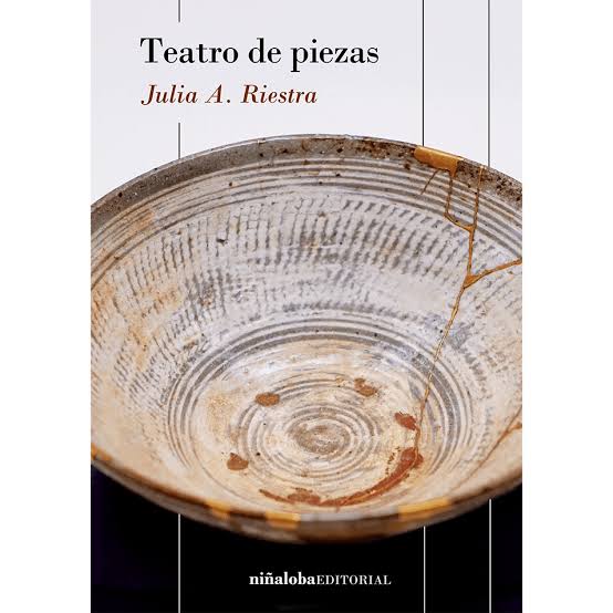 'Teatro de piezas', de <a href="/JuliaARiestra/">Julia A. Riestra</a>. Novela delicadísima tras cuya lectura el sistema nervioso más recóndito del lector queda bastante tocado, porque esto no parece escritura sino más bien acupuntura. Bravo.