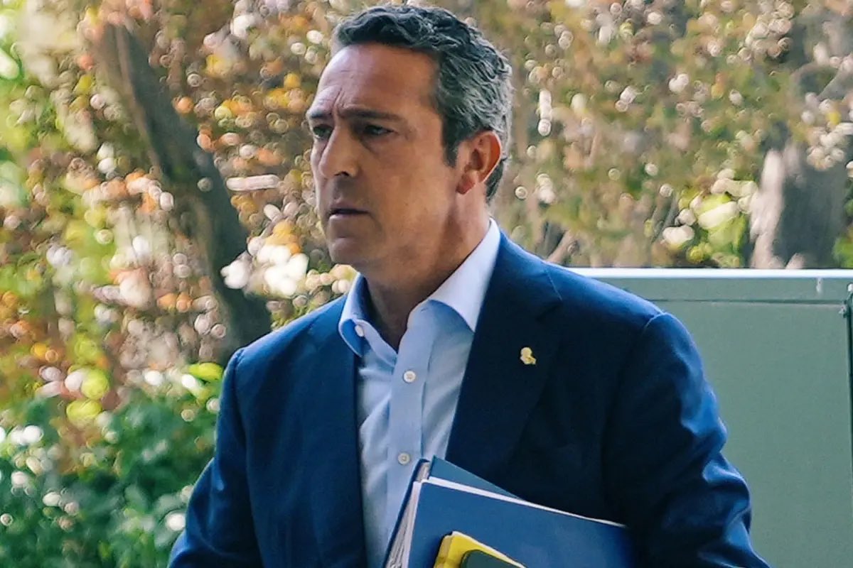 Arkadaş oyuncu maaş yükü bu kadar artmış ve Bankalar Birliği‘nden çıkmak üzere olan bir kulübe, taşınmazları kiralama veya satma yetkisini vermemek; bu kadar tesisin hayata geçirilmesinin arifesinde tesis yetkisini vermemek ne demek ya kim başkan olursa olsun akıl tutulmasıdır.