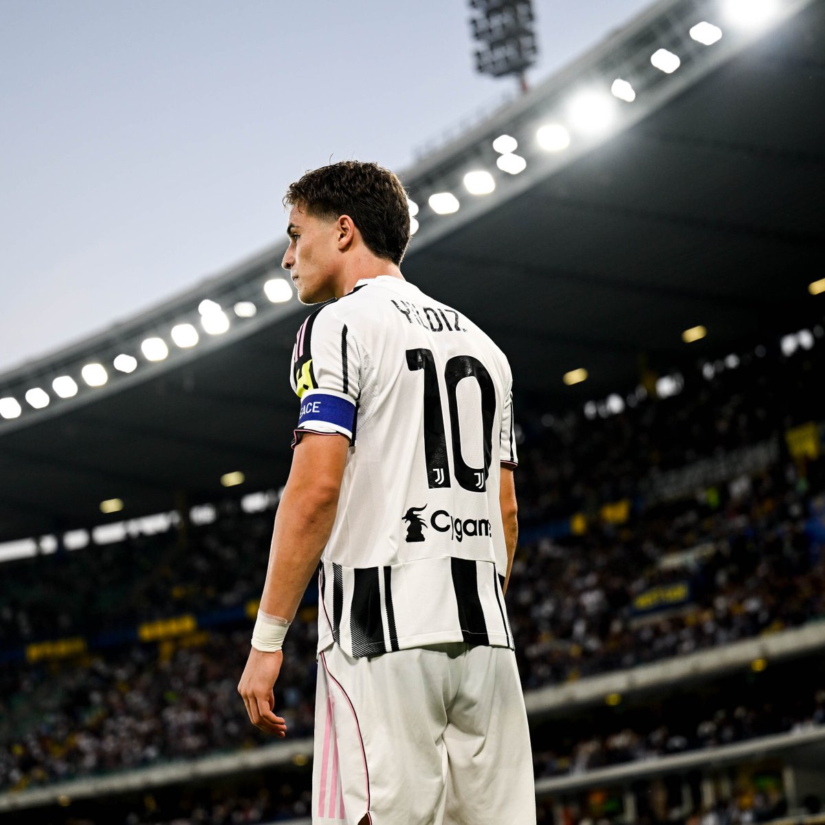 Juventus kaptanlık pazubandı, Kenan Yıldız'da. 🇹🇷