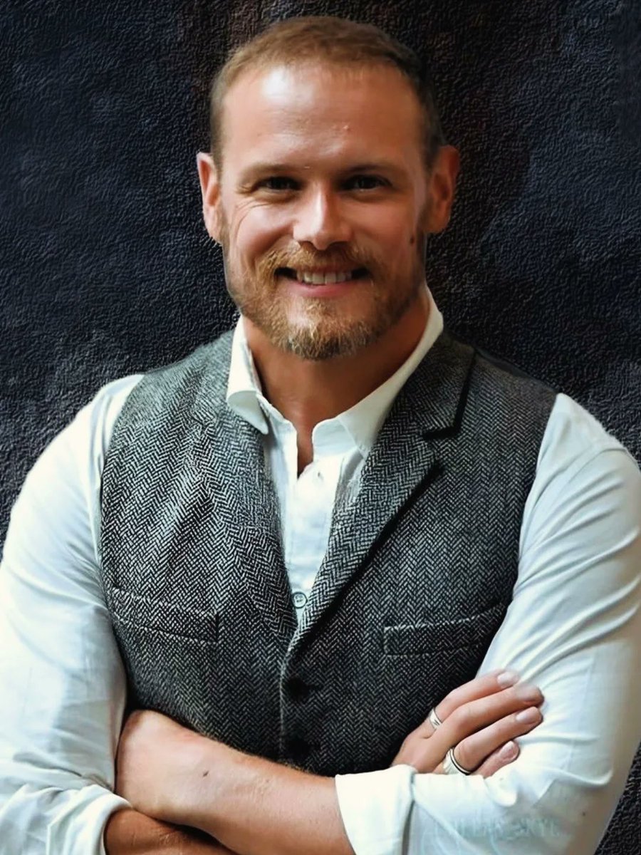 point_blank1959's tweet photo. A favourite posture of Sam Heughan. No wonder with those forearms. #SamHeughan #damanmagazine2020 #edinburghinternationalbookfestival #MIK2 #supanovaperth https://t.co/8pFOHavTtD