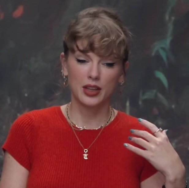 ela voltando pro cabelo james/machinho do triângulo amoroso de betty

oiii bancada do grammy, sou eu a cantora do folklore