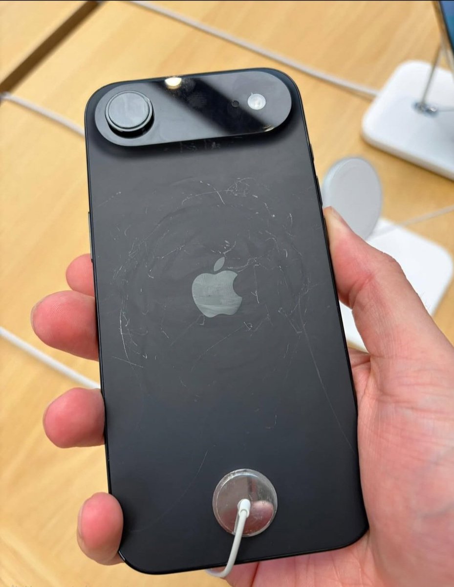 Ashwath_AR's tweet photo. Be gentle with the new iPhone 17s and get a good case. The iPhone 17 models seem quite scratch-prone - users are already reporting chips and scuffs.#iPhone17 #iphone17promax #iPhone17Pro #AppleNews #iphonedurability https://t.co/IPViyIuJiB