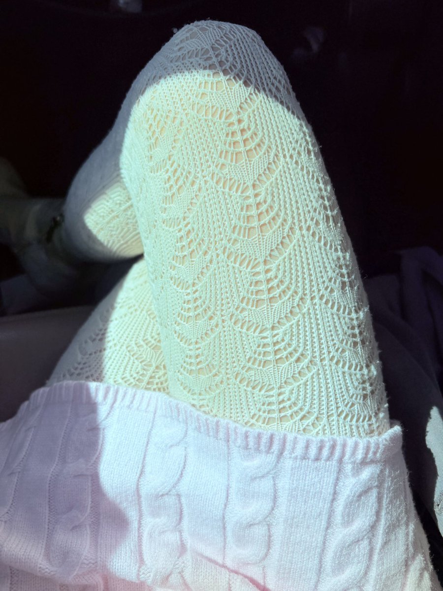 mariaviolingirl's tweet photo. Ma do çkim zondik̆i ç̌vemas veludit, mara bjak iu ☀️☂️ 
#megruli

My umbrella and I were expecting rain, but the day turned out to be sunny 🩵
#english https://t.co/4zrAQbfihm