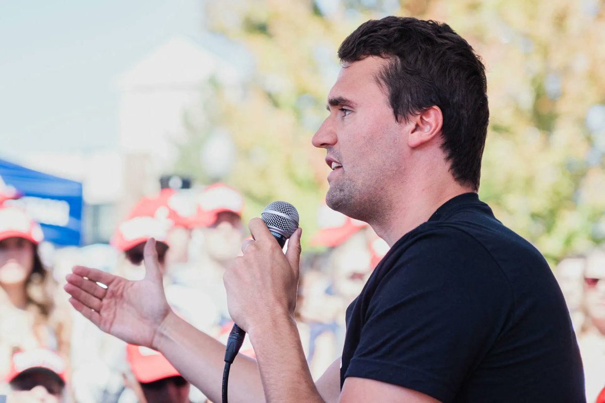 [Video] Umorjeni Charlie Kirk je brilijantno razgalil levico: “Levica predstavlja prevaro. Levica izkorišča ljudi, kot ste vi, ki mislijo, da se bojuje proti bogatim. Oni ščitijo svojo oligarhijo, medtem ko morate vi še naprej trdo delati in nikoli nimate ničesar v lasti.”