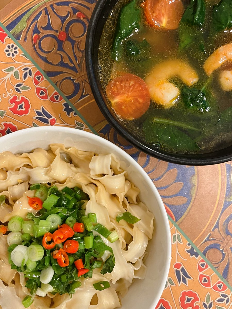 說來不好意思，但最近迷上了做油潑麵。蔥末蒜末小辣椒與熱油，其實都是常用的調味，換個步驟或調整些微技巧就能迸發完全不一樣的香味，誰招架得住！