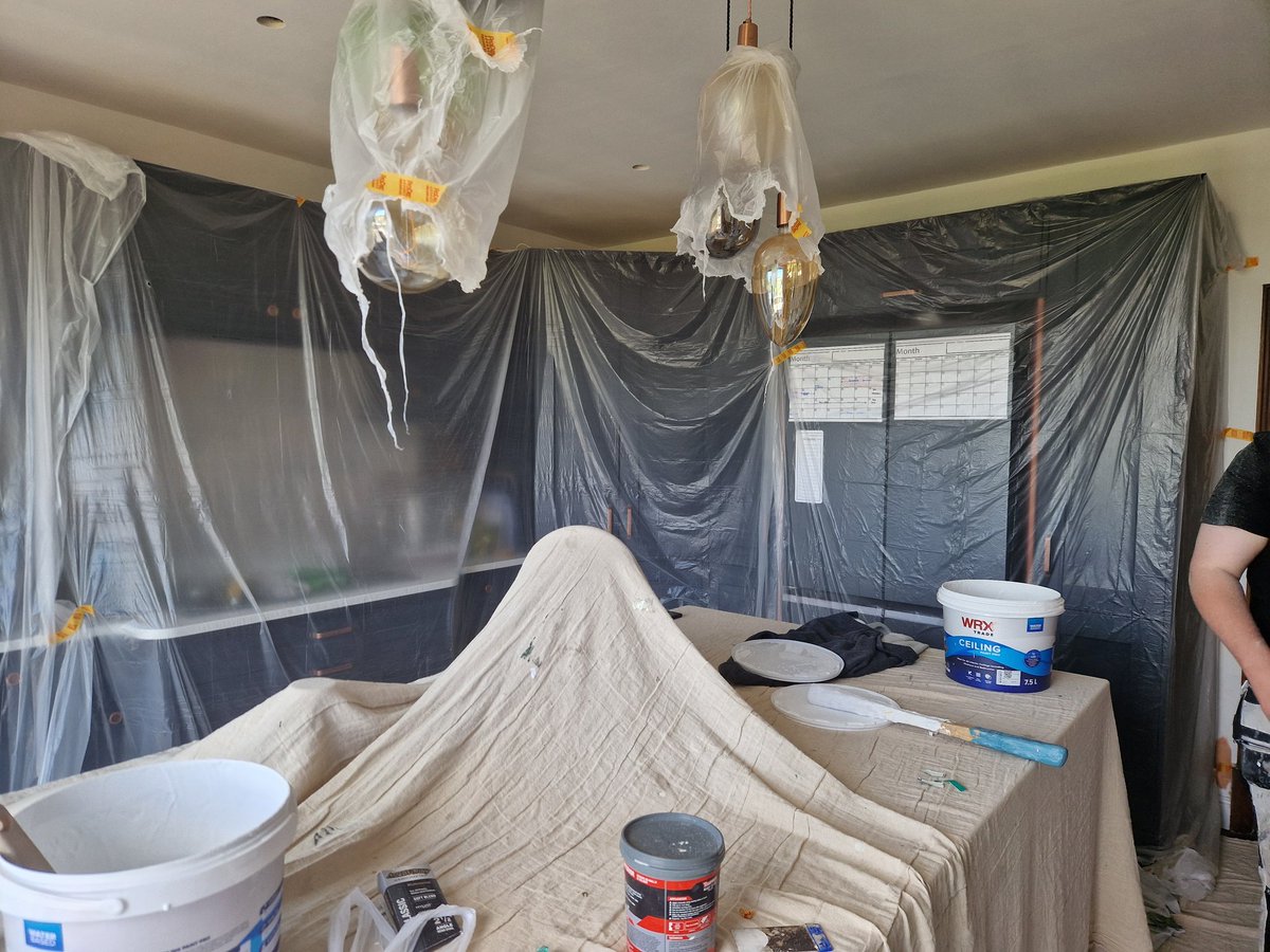 adecoratorslife's tweet image. Prep is everything 👌
We used @PinacleProducts plastic covering to protect these cupboards while decorating.
Keeps everything safe &amp;amp; mess-free ✨
#DecoratorLife #PrepWork #PinacleProducts