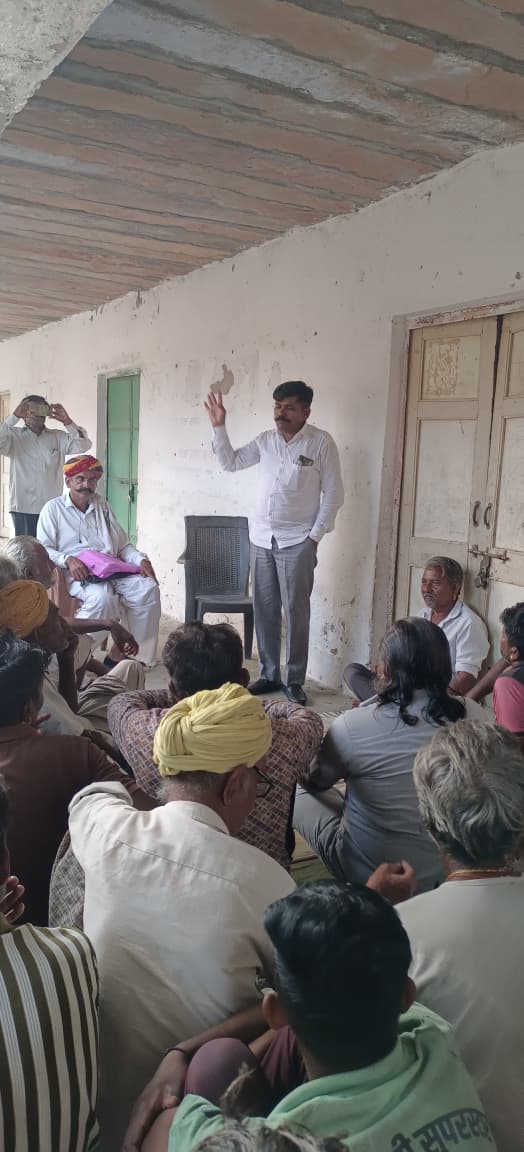 AAP4Barmer's tweet photo. *आम आदमी पार्टी की शिव विधानसभा बैठक सम्पन्न*

बाड़मेर/रामसर। आम आदमी पार्टी की शिव विधानसभा स्तरीय जिला बैठक शनिवार को सियानी के रामदेव मंदिर परिसर में सम्पन्न हुई। बैठक की अध्यक्षता जिला कोऑर्डिनेटर भगवानसिंह लाबराऊ व पन्नाराम सारण ने की। https://t.co/WkoVDqK6Ia