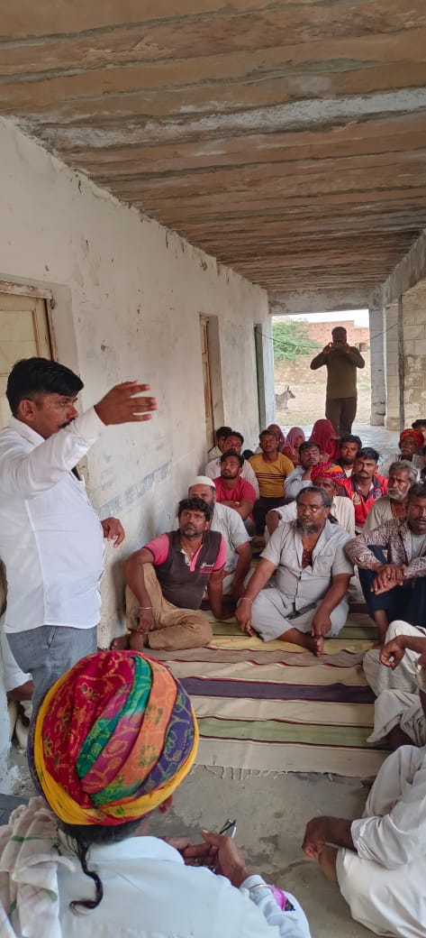 AAP4Barmer's tweet photo. *आम आदमी पार्टी की शिव विधानसभा बैठक सम्पन्न*

बाड़मेर/रामसर। आम आदमी पार्टी की शिव विधानसभा स्तरीय जिला बैठक शनिवार को सियानी के रामदेव मंदिर परिसर में सम्पन्न हुई। बैठक की अध्यक्षता जिला कोऑर्डिनेटर भगवानसिंह लाबराऊ व पन्नाराम सारण ने की। https://t.co/WkoVDqK6Ia