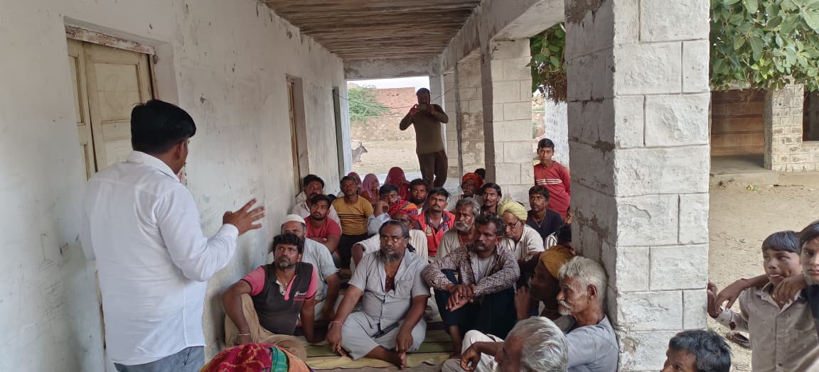 AAP4Barmer's tweet photo. *आम आदमी पार्टी की शिव विधानसभा बैठक सम्पन्न*

बाड़मेर/रामसर। आम आदमी पार्टी की शिव विधानसभा स्तरीय जिला बैठक शनिवार को सियानी के रामदेव मंदिर परिसर में सम्पन्न हुई। बैठक की अध्यक्षता जिला कोऑर्डिनेटर भगवानसिंह लाबराऊ व पन्नाराम सारण ने की। https://t.co/WkoVDqK6Ia