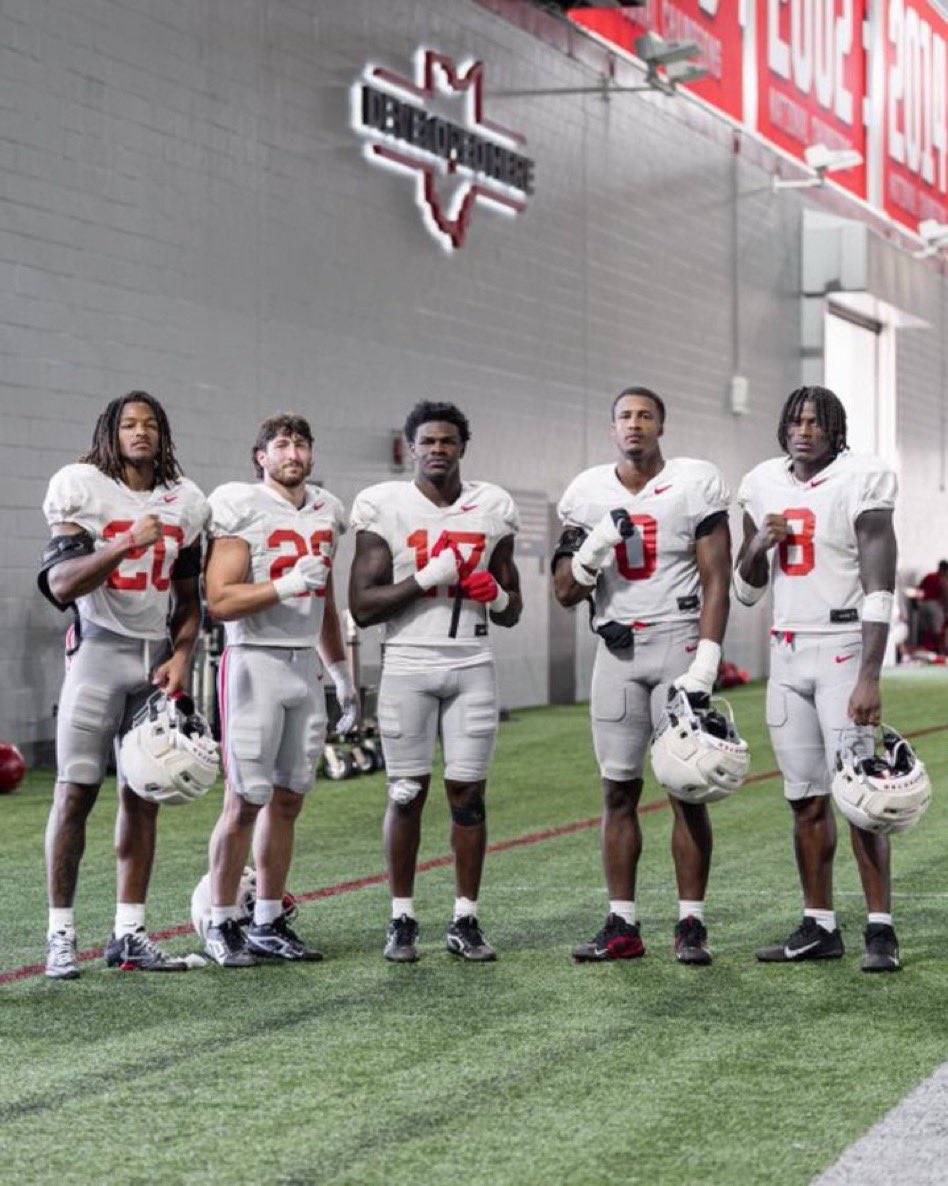 TheBuckeyeNut's tweet image. Ohio State LB room: Sonny Styles and Arvell Reese are HUGE 😳
