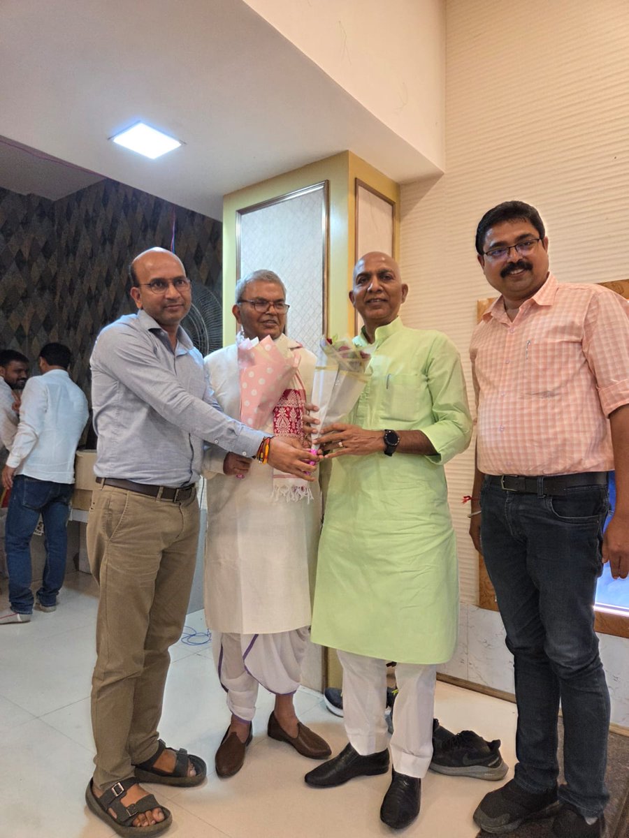 SonkarVidyasagr's tweet photo. "ब्लॉसम इंडिया फाउंडेशन" द्वारा “सामाजिक समरसता में गोरक्षपीठ का योगदान” पे आयोजित विशेष संगोष्ठी में सम्मिलित होकर गोरक्षपीठ की गौरवशाली परंपरा और समाज को जोड़ने में उसकी ऐतिहासिक भूमिका को रेखांकित किया तथा अनेक समाजसेवियों को सम्मानित भी किया ।
@BJP4India 
@BJP4UP https://t.co/qcqZmXG0Yp