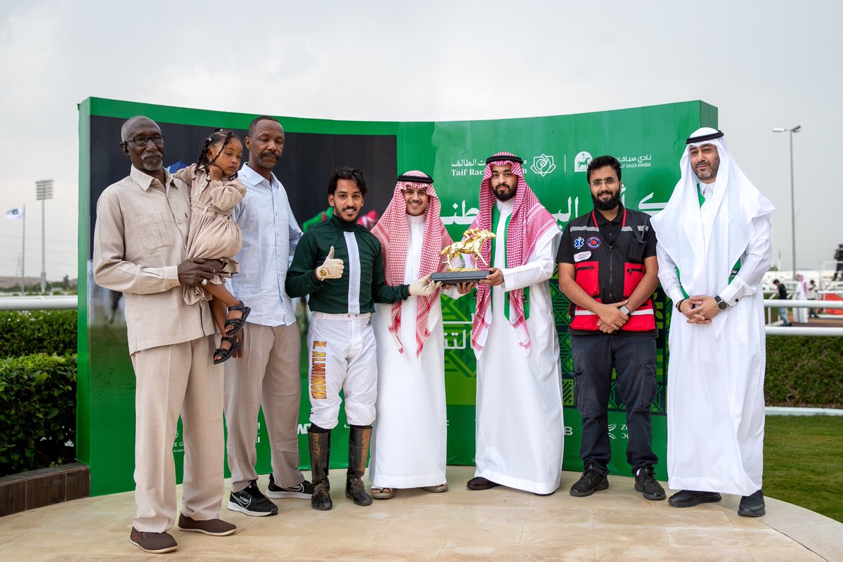 الشوط الثاني - الحفل 18
برعاية شركة المسعف الأول الطبي 
<a href="/almosef1st/">شركة المسعف الأول</a> 
 
الأستاذ عبدالرحمن بن فهد عبدالعزيز الحزيمي الرئيس التنفيذي أثناء تسليم الجائزة لطاقم الإسطبل 🥇

 الفائز : اشوس🏇
المالك : ابراهيم سعود ناصر ابو حيمد 

ألف مبروك 👏🤩