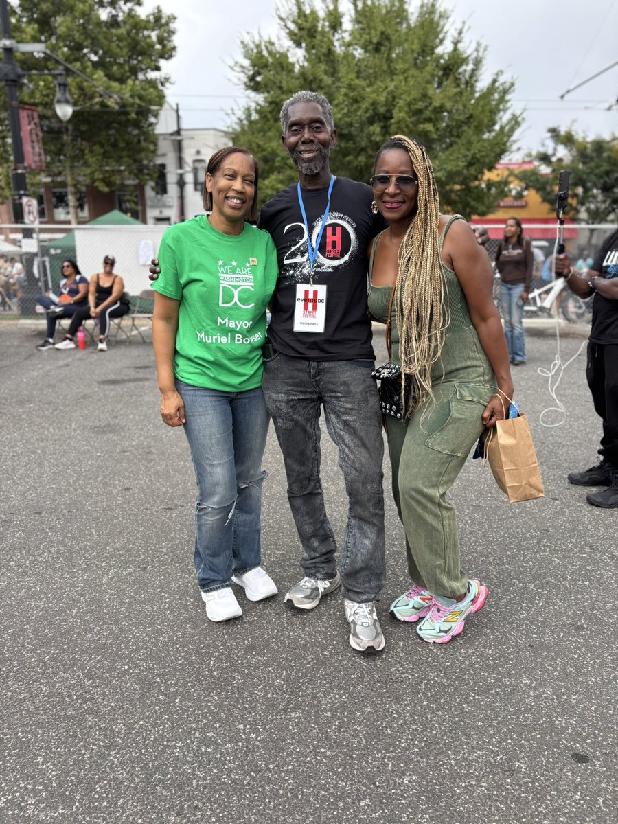 SmallBizDC's tweet image. 🎉 The H Street Festival is here! 🎉 Come out and celebrate one of #DC’s biggest neighborhood traditions—filled with music, food, art, and culture. While you’re enjoying the fun, make sure to shop local and support the amazing small businesses that keep H Street thriving!