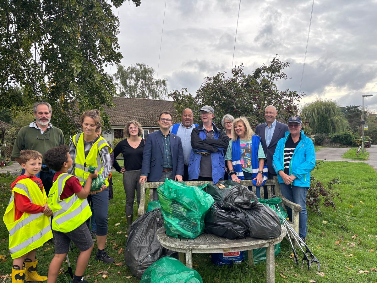 Jon4Twickenham's tweet image. Community litterpicking in Virginia Water earlier today
#communitymatters