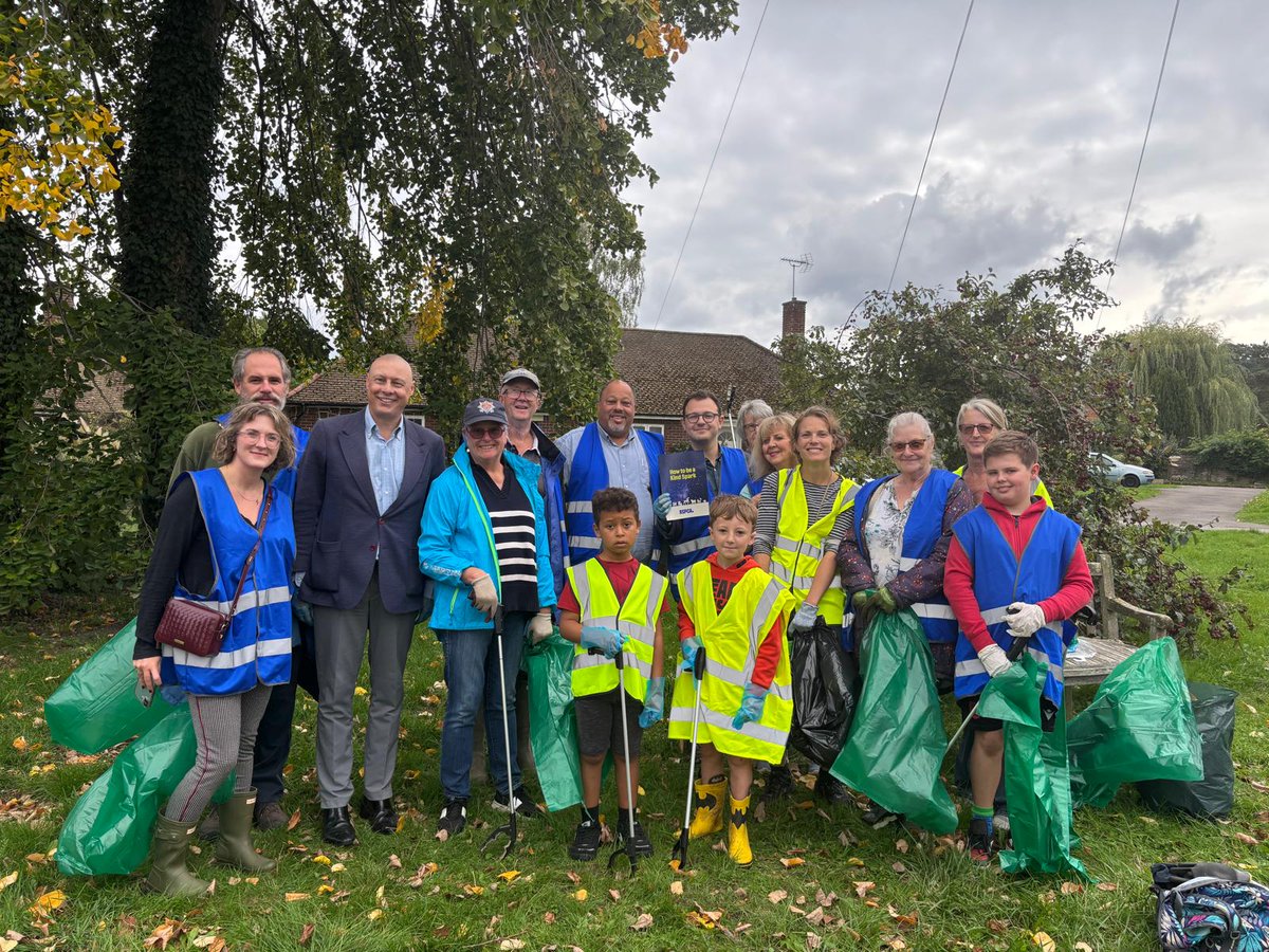 Jon4Twickenham's tweet image. Community litterpicking in Virginia Water earlier today
#communitymatters