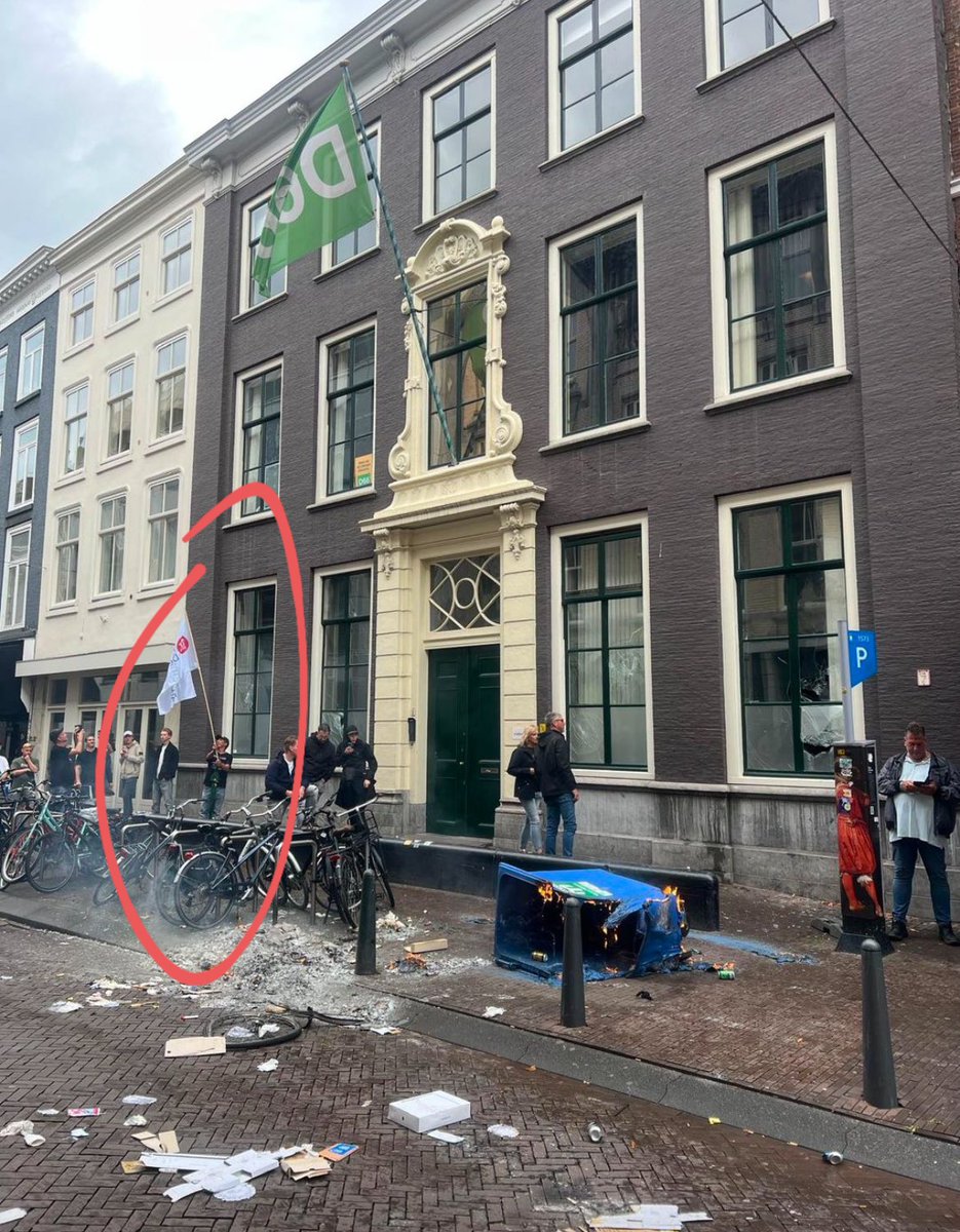 Eev (@eevster16) on Twitter photo Wat zou <a href="/thierrybaudet/">Thierry Baudet</a> zo'n jongen nou betalen om daar met zijn #FvD vlag te staan?
#Elsfest Wat zou <a href="/thierrybaudet/">Thierry Baudet</a> zo'n jongen nou betalen om daar met zijn #FvD vlag te staan?
#Elsfest
