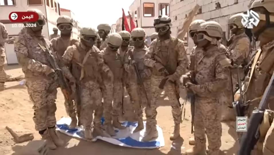 قبل ان تقول بأنك سترفع العلم الإسرائيلي في صنعاء حاول اولا ان تخلصه من تحت اقدام الشعب اليمني.