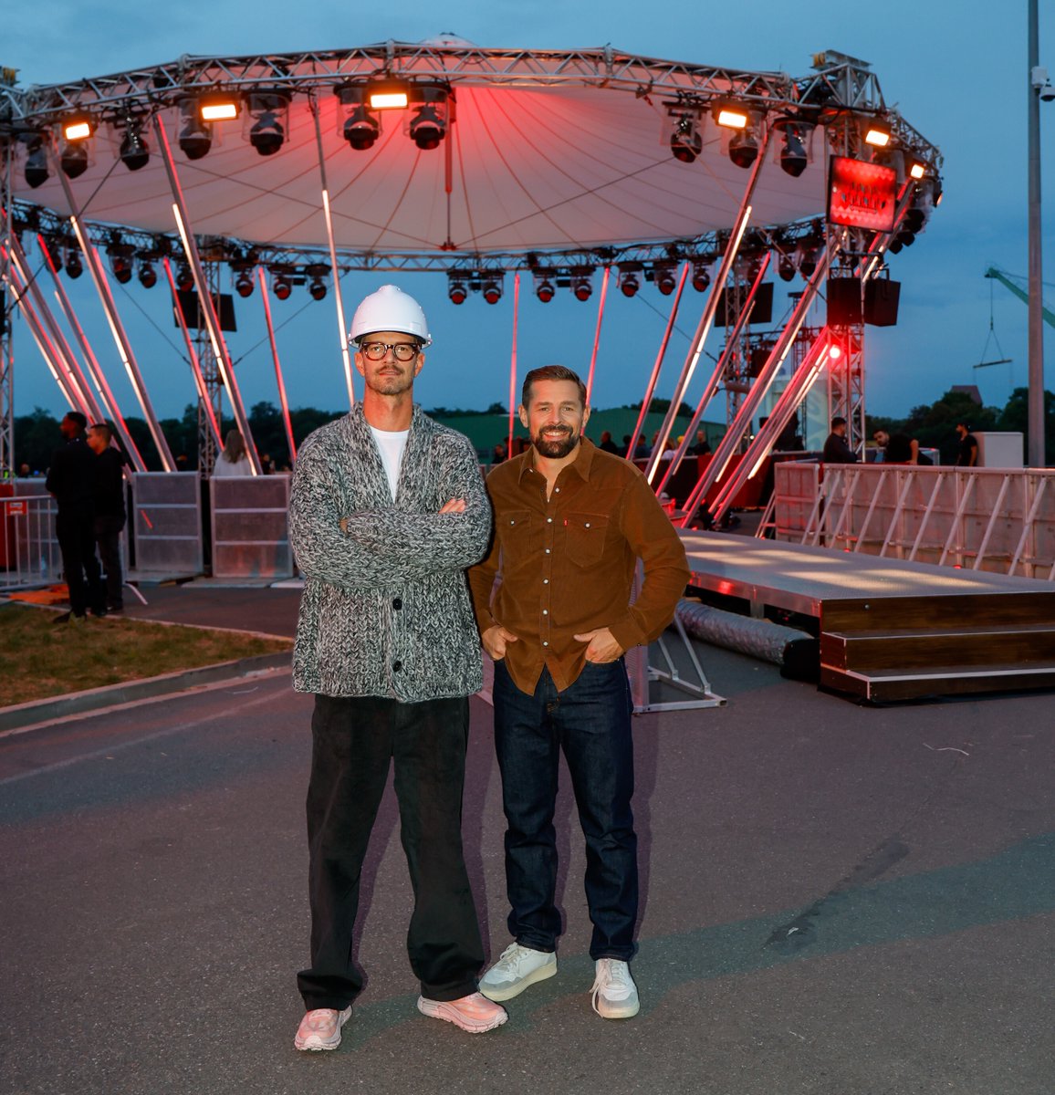 ProSieben's tweet image. 📍Jetzt live um 100.000 Euro bei @jokoundklaas spielen. #ESGQ hat seine Quizpulte heute im Binnenhafen in #Duisburg aufgeschlagen. 

Du willst jetzt Kandidat werden? Hoch vom Sofa, hier geht's live ins Fernsehen:

Duisburg Gateway Terminal
Schlickstraße 19
47138 Duisburg