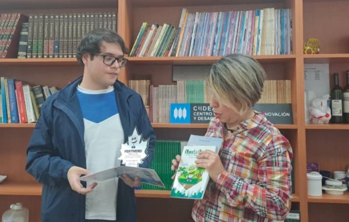 festiverd_'s tweet photo. Entrega de Estatuilla, certificado y libros al ganador del Primer lugar del Concurso de Microensayos "Universidades Verdes".

Ricardo Mosco, estudiante de la Universidad Católica Andrés Bello.

#festiverd
#Venezuela
#UCAB
#microensayos
#UniversidadesVerdes https://t.co/pvdfEJ2bGq