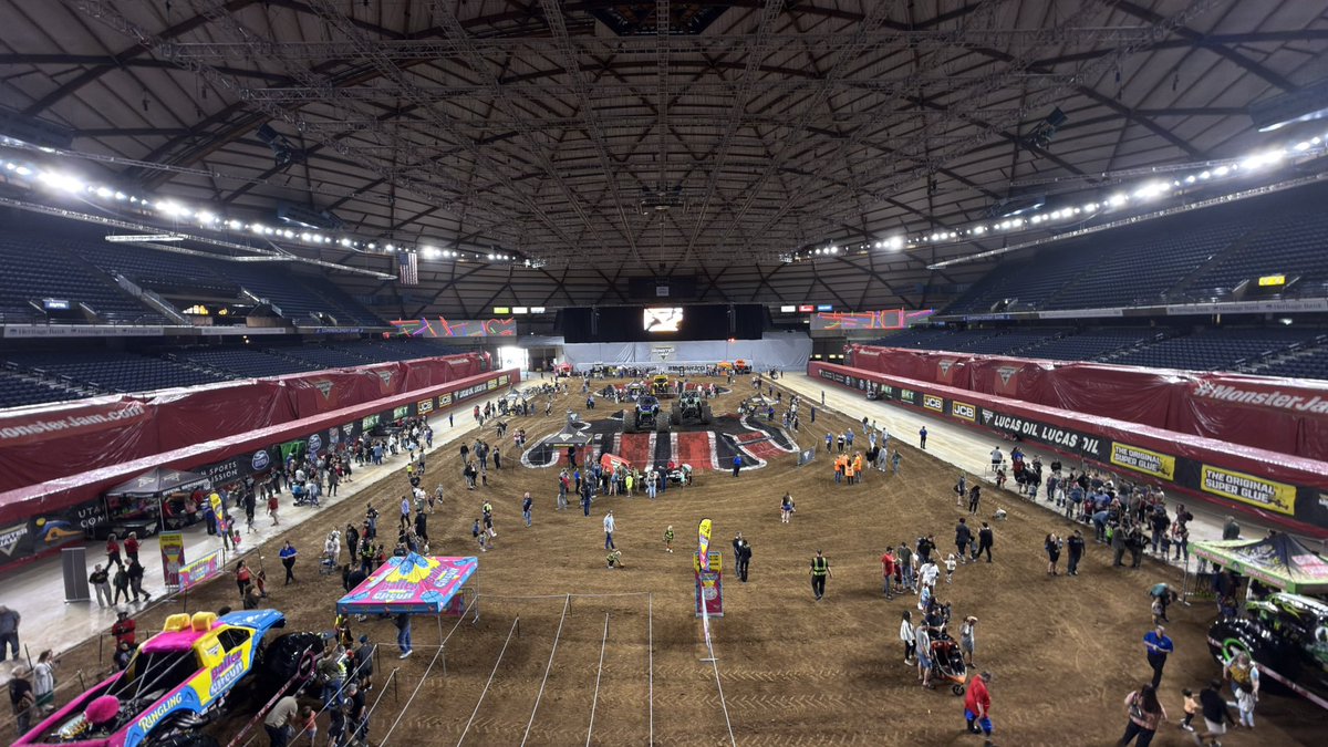 Starting off the morning with a <a href="/MonsterJam/">Monster Jam</a> Pit Party! 🎉