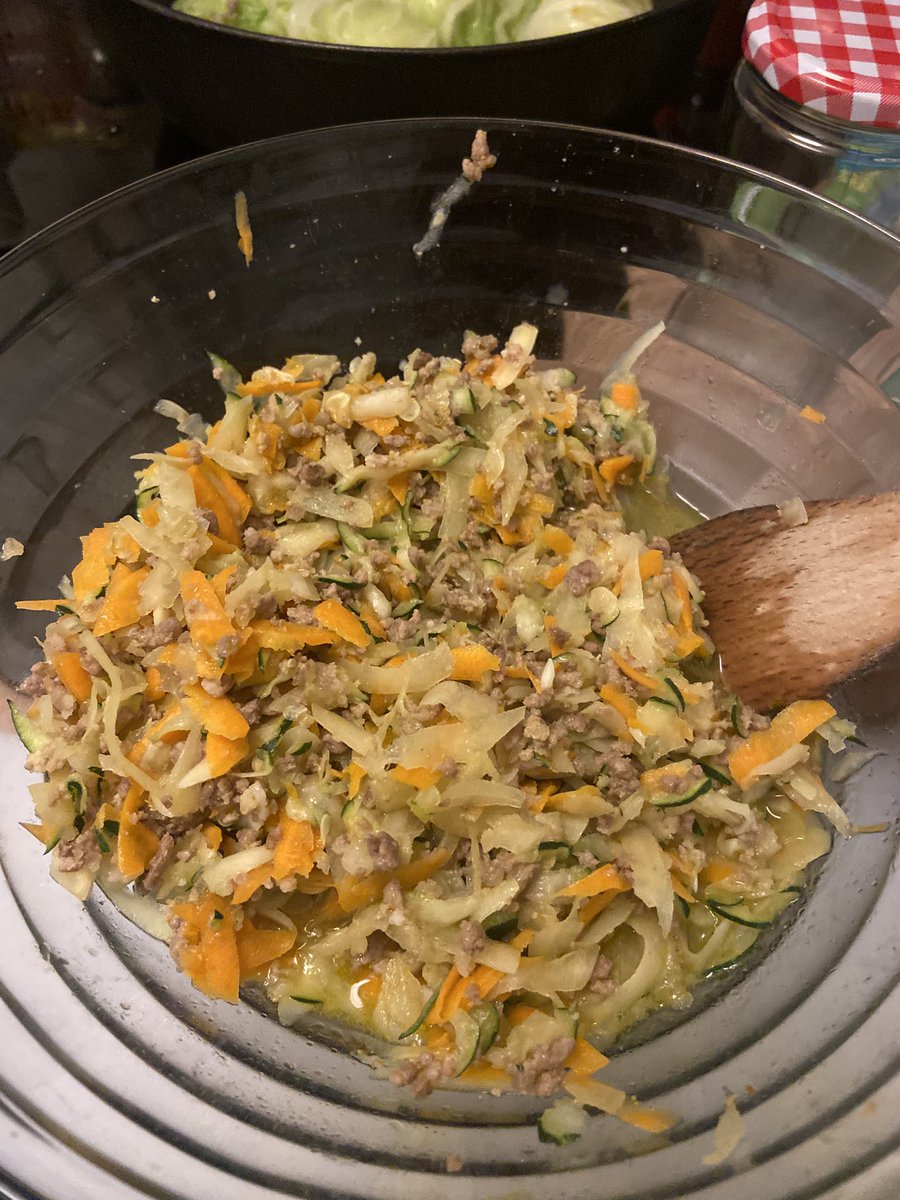 Fière de moi car bien que je ne sois pas très douée en cuisine, j’ai réussi à faire un plat très bon 😋

Feuilles de chou chinois farcis à la viande hachée, pomme de terre, courgette, carottes et oignon.