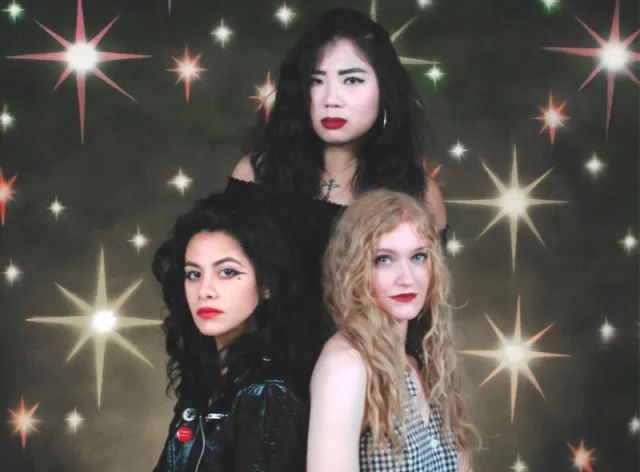 #NowPlaying on <a href="/SunnyGRadio/">Sunny G Radio</a>

'Baby in Blue Jeans'  by <a href="/LA_WITCH/">L.A. WITCH</a> 

#CreativeDistortion #SaturdayNight #SunnyGRadio #CommunityRadio #IndieRadio