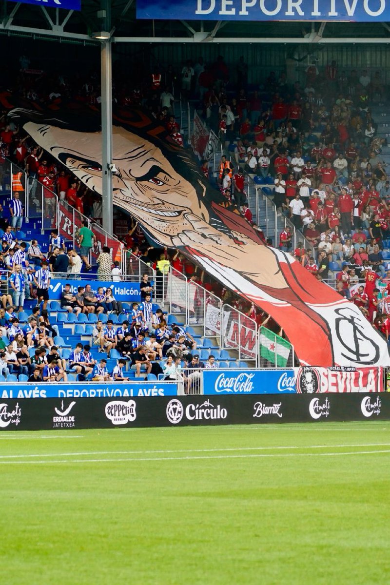 Que puto honor el Sevilla

Otra Masterclass, no tiene tanto marketing como otras pero en momentos cruciales les dan mil vueltas 

Por cierto, felicitar al alavés por ser de los pocos que permiten esto e introducir banderas en el estadio como visitante