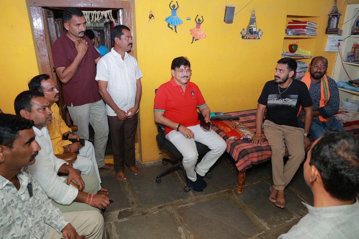 Paidi Rakesh Reddy MLA (@mla_rakeshreddy) on Twitter photo అడివి మామిడిపల్లి గ్రామానికి చెందిన మాజీ ఉపసర్పంచ్ బిజెపి సీనియర్ నాయకులు మావురి రత్నాకర్ గారికి ఇటీవల శస్త్ర చికిత్స జరగడంతో ఈరోజు వారి ఇంటికి వెళ్లి వారిని పరామర్శించి. ప్రస్తుత ఆరోగ్య పరిస్థితి అడిగి తెలుసుకొని త్వరగా కోలుకోవాలని కోరుకోవడం జరిగింది. అడివి మామిడిపల్లి గ్రామానికి చెందిన మాజీ ఉపసర్పంచ్ బిజెపి సీనియర్ నాయకులు మావురి రత్నాకర్ గారికి ఇటీవల శస్త్ర చికిత్స జరగడంతో ఈరోజు వారి ఇంటికి వెళ్లి వారిని పరామర్శించి. ప్రస్తుత ఆరోగ్య పరిస్థితి అడిగి తెలుసుకొని త్వరగా కోలుకోవాలని కోరుకోవడం జరిగింది.