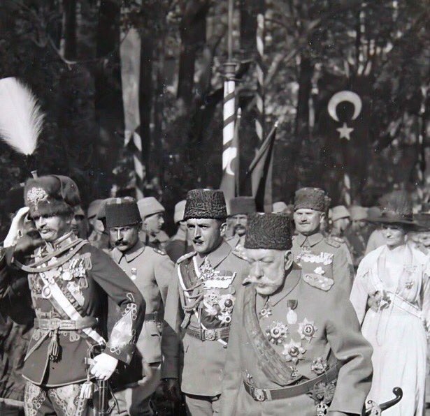 Evet, Enver Paşa damattı ama Osmanlı tarihindeki diğer damatlardan çok farklıydı.

Çünkü o, sadece saraya akrabalık bağıyla bağlı bir damat değildi; padişahları tahttan indiren de, yerine tahta çıkaran da bir damattı. Yani sarayda damat olanların çoğu sessiz kalırken, Enver Paşa