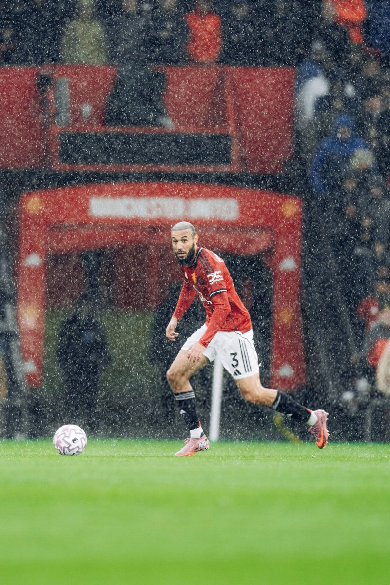 Noussair Mazraoui won every single duel, on the ground and in the air, that he contested against Chelsea.

Seven duels. Seven duels won. 🔝