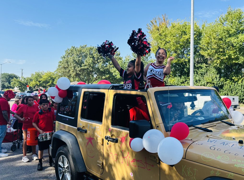 EJKiestDISD's tweet photo. WHO ARE WE?! B A V T ๐! What are way to start our weekend! We joined together as One School for the Bryan Adams Homecoming Parade! Cheerleaders, All Star drumline, and parade floats! Our team shined bright! #GoAllStars! @MendozaMoments @baverticalteam @Region5_DISD https://t.co/glOrzMWOsx