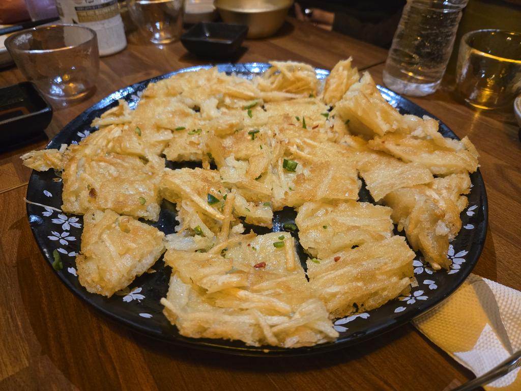 maniniku_vrc's tweet photo. 韓国のフレンドたちと晩御飯！！
チヂミとかマッコリ美味しかった！ https://t.co/KVCNCeVmRA