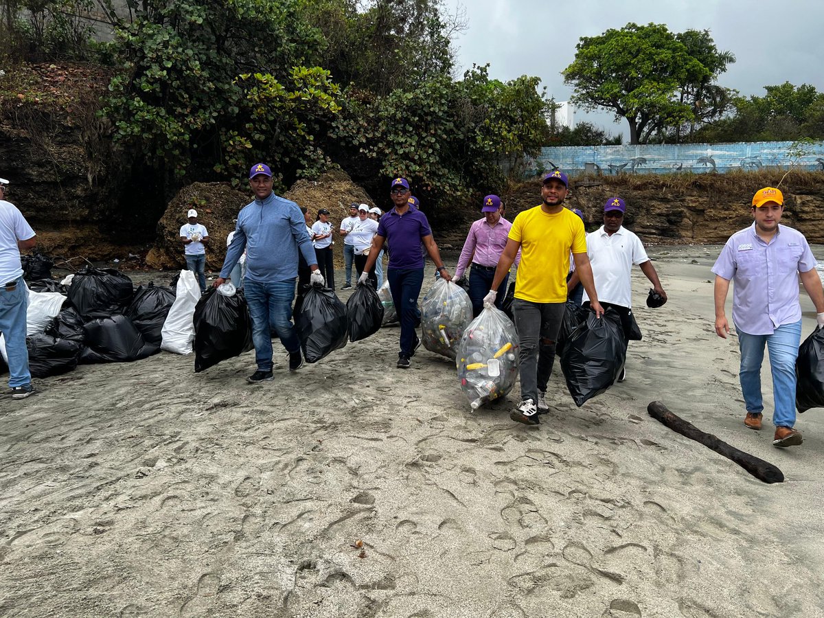 ArielMedos's tweet photo. Hoy estuve junto a los compañeros del @PLDenlinea en la Jornada Nacional de Limpieza de Playas, trabajando en Playa Manresa.

Es importante crear conciencia, ya que cada año más de 8 millones de toneladas de plástico llegan a los océanos, afectando el medioambientale. https://t.co/w0RHNbGSw5