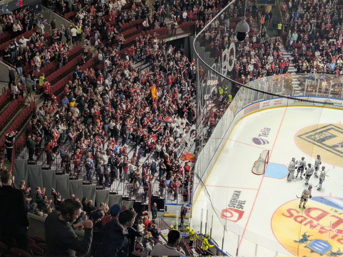 Malmø IF - HV71
Malmø Arena 
SHL
#puckhunter

3-2. Ble litt deprimert og på jakt etter alkohol da en kamerat plutselig nevnte at det er kvarter til hockeykampen begynner. Kjør da! Massiv arena, litt vel fancy for min del, men stupbratte tribuner er aldri feil!