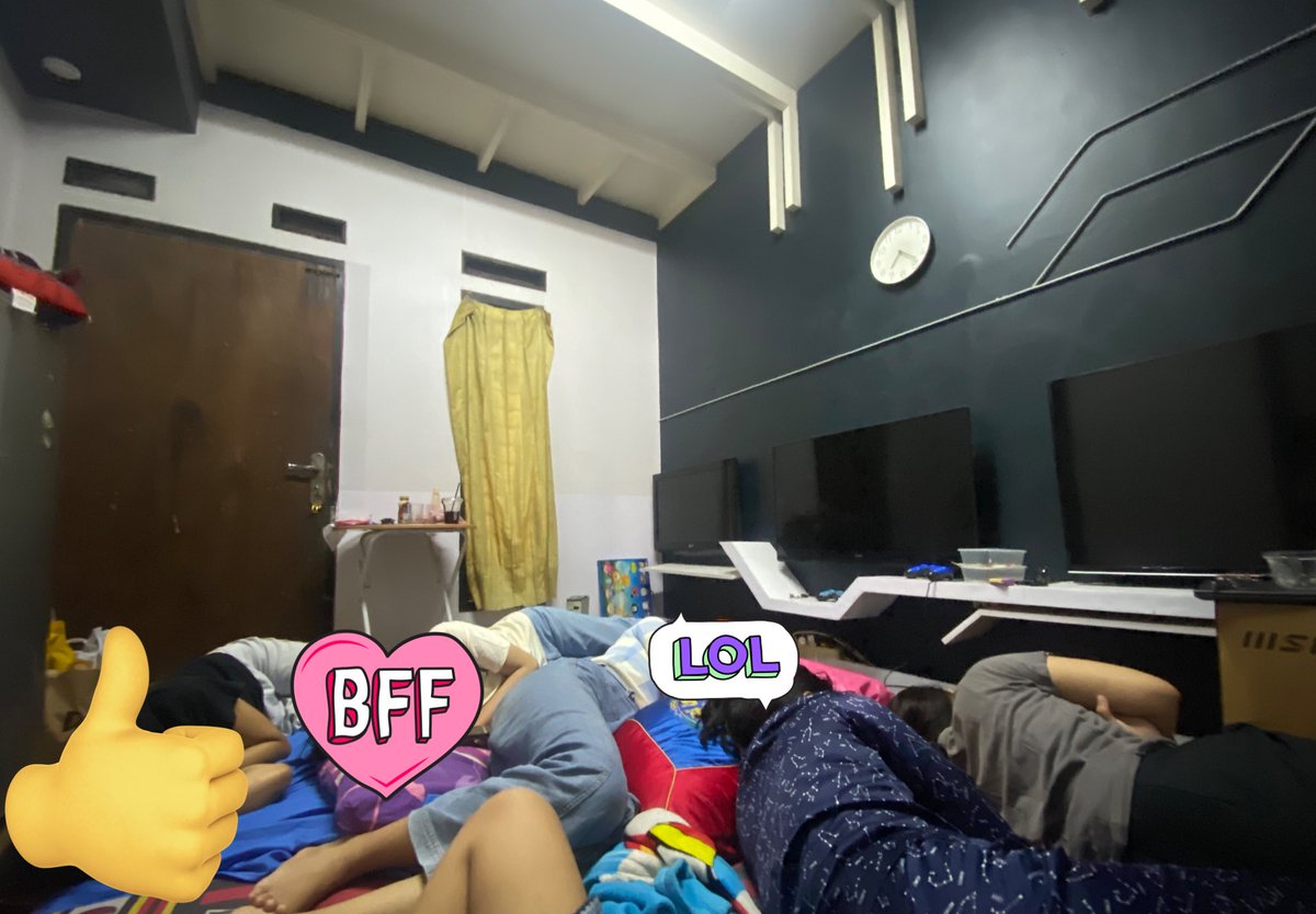 nikolelaa's tweet photo. 3rd(?) week of uni, udah kebagian tugas gila yang gurunya ngejelasinnya ngebut &amp; tidur subuh di rumah temen😔💔 https://t.co/jJnZHhvWWQ