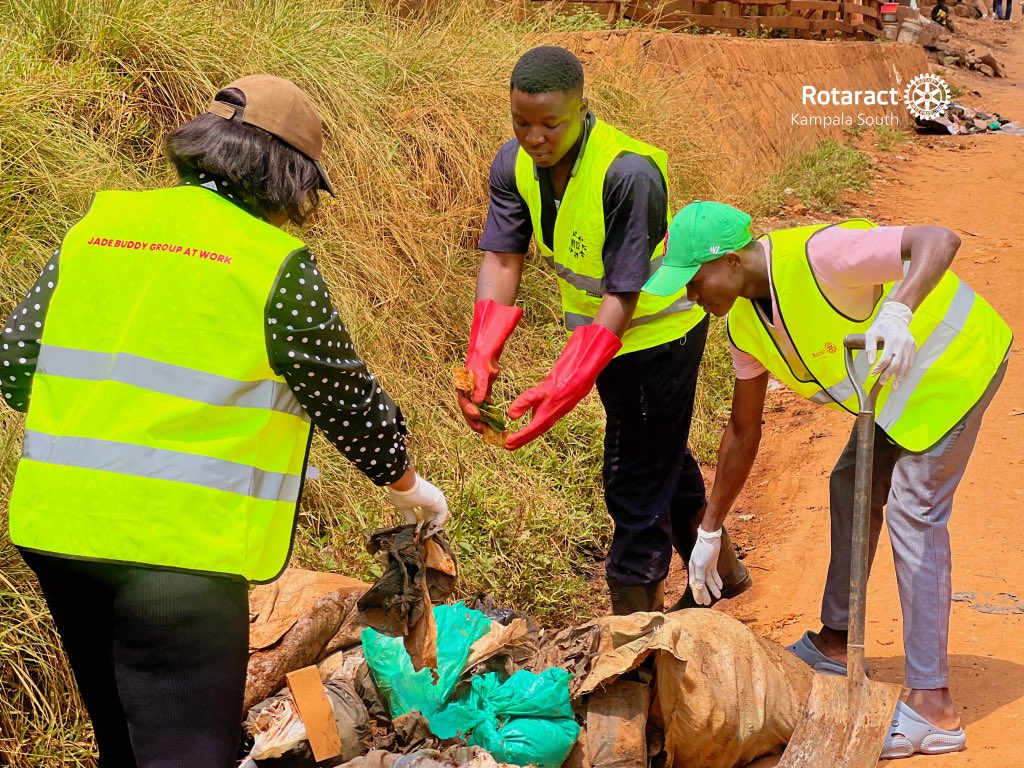 rctkampalasouth's tweet photo. We believe in leading by doing.

Earlier today, we partnered with Future Leaf Foundation for clean-up of Mugambaje Road and the surrounding communities, Kisasi. 

1/3

#KnightsUnitedForGood #SustainableLiving https://t.co/C77ENANS7u