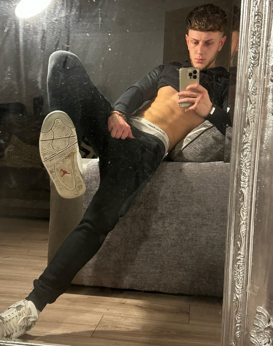 charliebex20's tweet photo. You know what makes me horny?😈You sending that cash over and over again. So easy for me.. #findom #master #paypig https://t.co/nRXVESEzg3