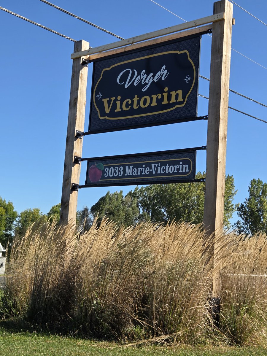 Katfire7722's tweet image. What a beautiful morning , I would of stayed there all day 🥲🥰🍎🍐 #VergerVictorin #Apples #Pears #Prunes #Poutine #NatureBeauty #FromagerieVictoria #Breath